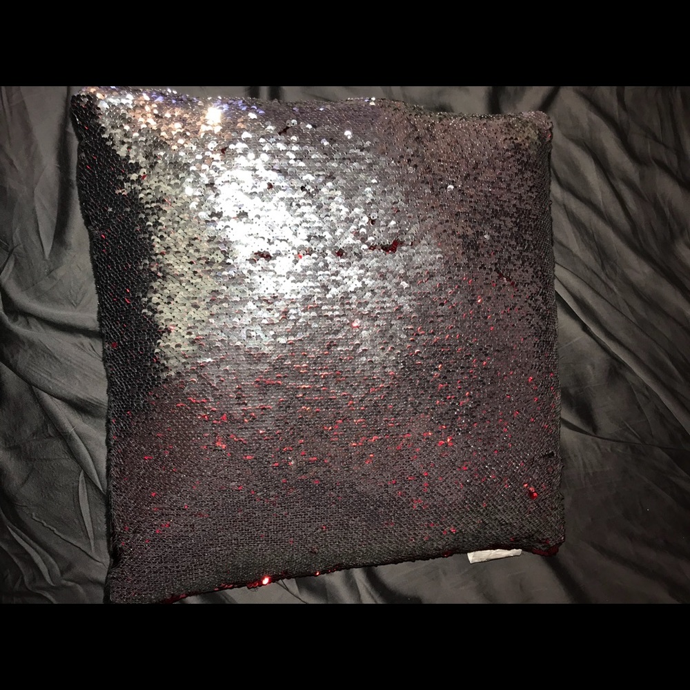 Reversible sequence mermaid pillow
